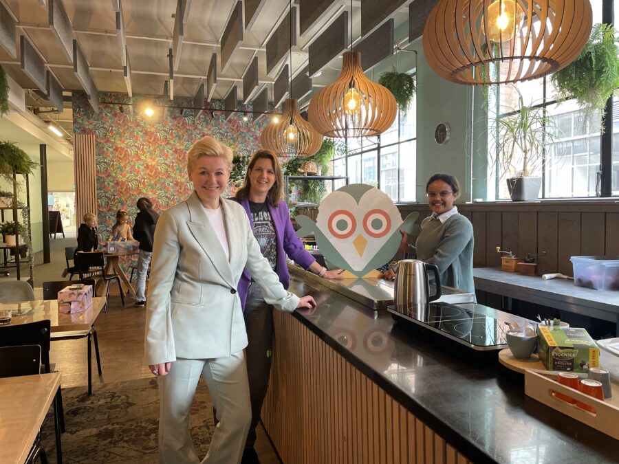 Een foto van Saba Mehari met Monique Engberink en Jessica kloppers