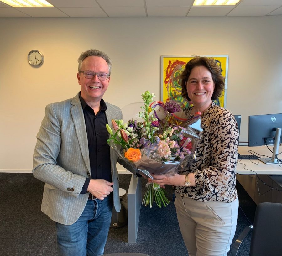Een foto van Linda te Winkel die een bos bloemen krijgt