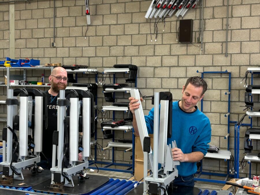 een foto van SWB medewerkers assembleren de fietsendragers