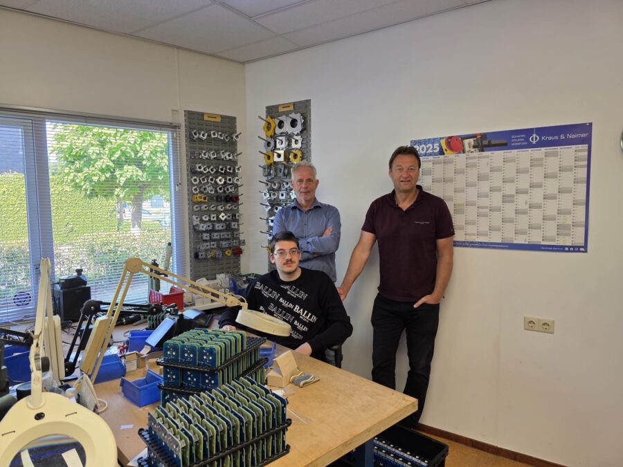 Op de foto zien we Max bij Kraus en Naimer