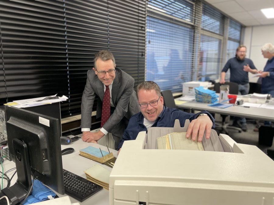 Burgemeester Jan Pierik en SWB medewerker Bjorn Ordelmans